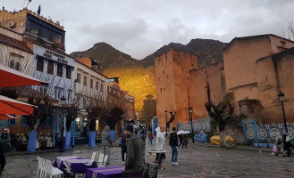 Café Marisco Twins outside