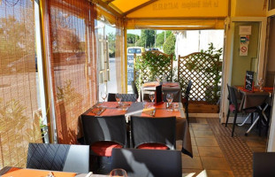 Le Petit Bouzigues outside