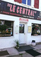 Hôtel-bar-restaurant Le Central outside
