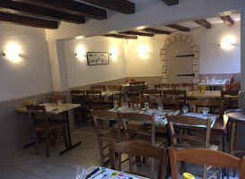 Le Cheval Blanc inside