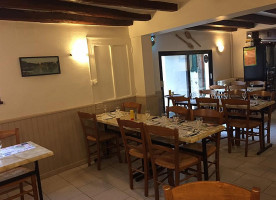 Le Cheval Blanc inside