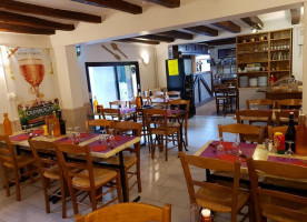 Le Cheval Blanc inside