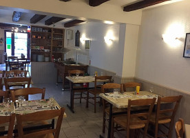 Le Cheval Blanc inside