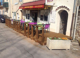 Wowo pizzas outside