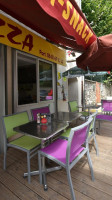 Wowo pizzas outside