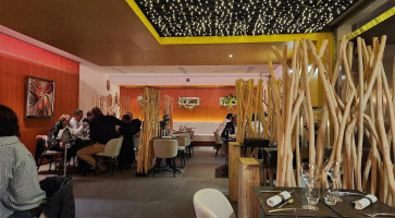 Les Inséparables Dentro