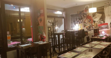 LA TABLE DES JEANNES À l'intérieur