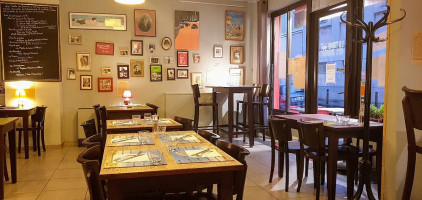 LA TABLE DES JEANNES À l'intérieur