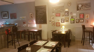 LA TABLE DES JEANNES À l'intérieur