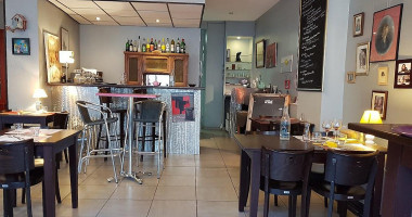 LA TABLE DES JEANNES À l'intérieur