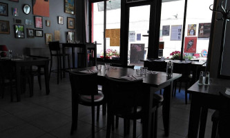 LA TABLE DES JEANNES À l'intérieur