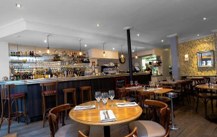 Juste Le Zinc inside