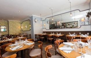 Juste Le Zinc inside