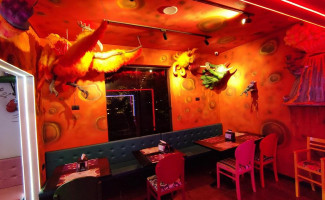 LA TABLE DES JEANNES À l'intérieur