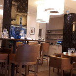 Les Cocottes Arc de Triomphe Dentro