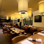 Les Cocottes Arc de Triomphe Dentro