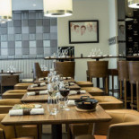 Les Cocottes Arc de Triomphe Dentro