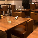 Les Cocottes Arc de Triomphe Dentro