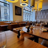 Les Cocottes Arc de Triomphe Dentro