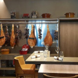 Les Cocottes Arc de Triomphe Dentro