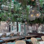 Le Square Cafe inside