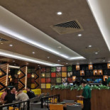 Le Square Cafe inside