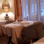 Le Rendez-vous Des Gourmets Dentro