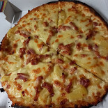Pizza Loulou food