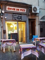 Envie De Pizz outside