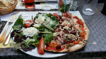 Pizza Del Piano food