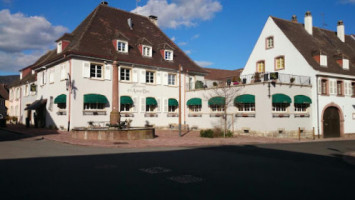 A L'arbre Vert-famille Gebel Tournier outside