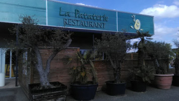 La Pataterie outside