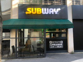 Subway Courbevoie inside
