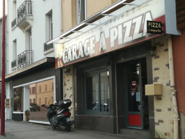 Le Garage A Pizza outside