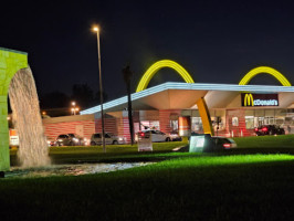 Mcdonald's V O Mcdrive 24h/24 outside