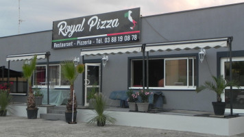 Royal Pizza inside