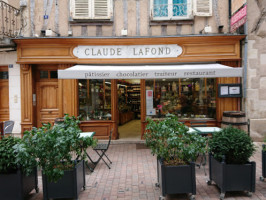 Claude Lafond outside