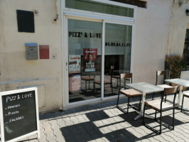 La Pizza Box outside