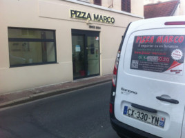 Pizza Marco outside