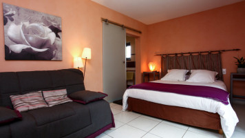 Auberge d'Imbes restaurant and guestroom inside