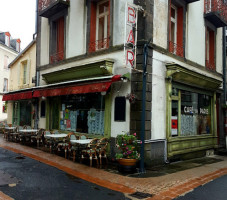 Cafe Le Petit Paris inside