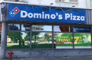 Domino's Pizza Drapeau outside