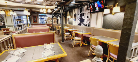 Restaurant inside