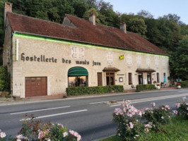 Hostellerie des Monts Jura outside