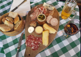 Le Bistrot des Halles food