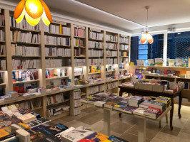 Librairie-cafe La Suite inside