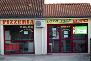 Loyo-pizz outside