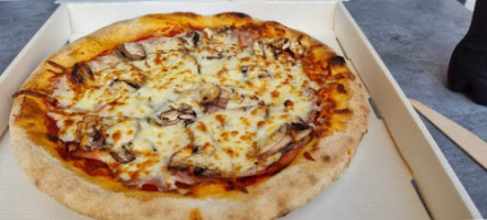Giovanni Pizza food