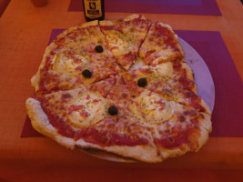 Passy Pizza food