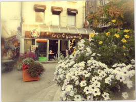 Le Cafe Gourmand outside